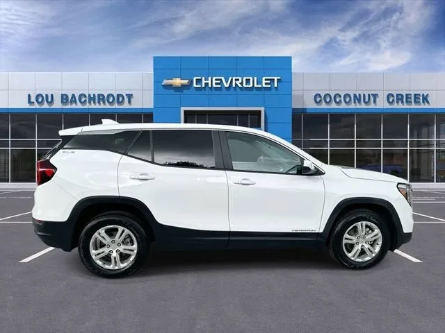 2024 GMC Terrain SLE photo 9