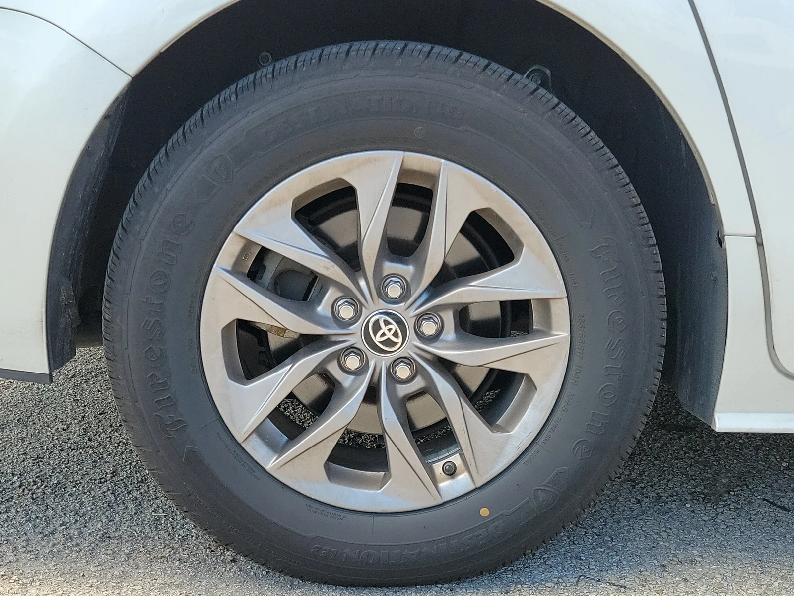 2025 Toyota Sienna XLE photo 2