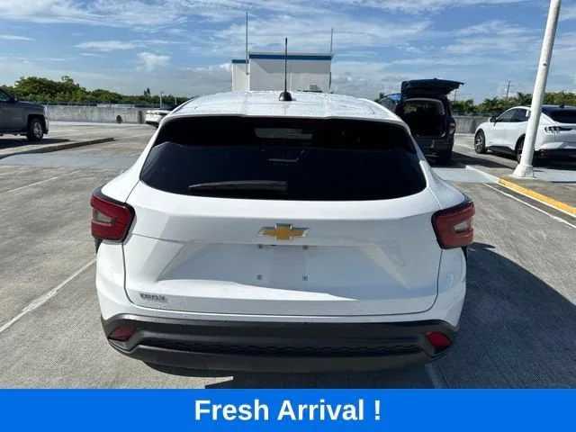 2025 Chevrolet Trax LS photo 16