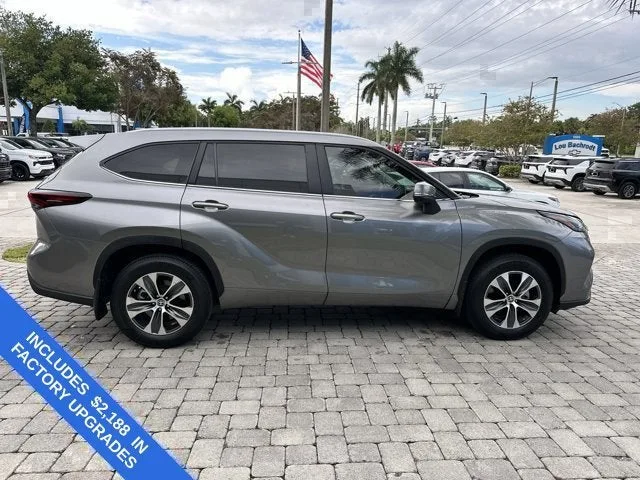 2025 Toyota Highlander LE photo 9