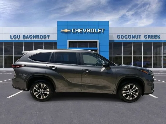 2024 Toyota Highlander LE photo 9