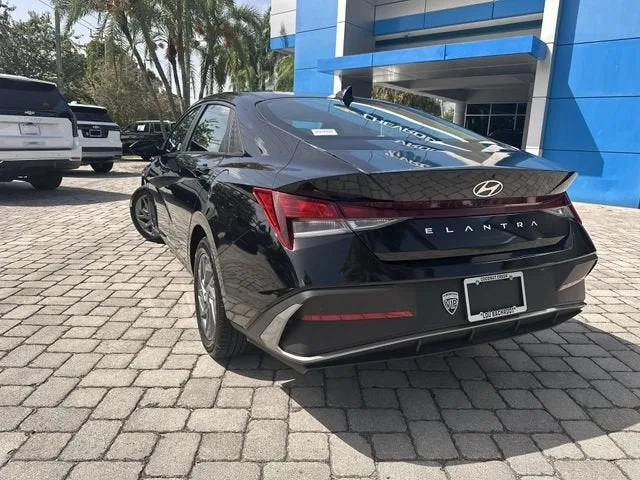 2024 Hyundai Elantra SEL photo 12