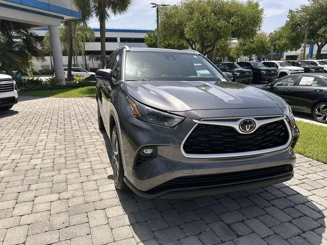 2024 Toyota Highlander LE photo 17