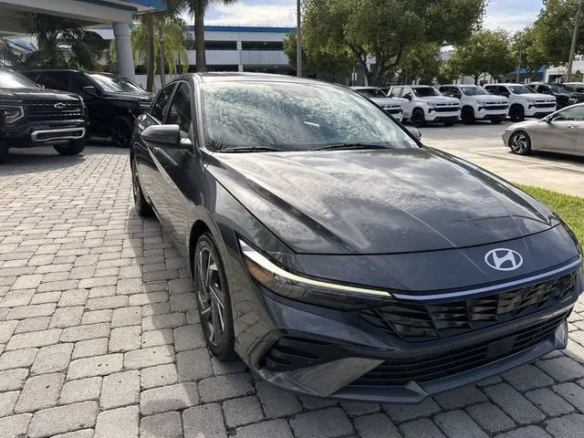 2025 Hyundai Elantra SEL Convenience photo 17