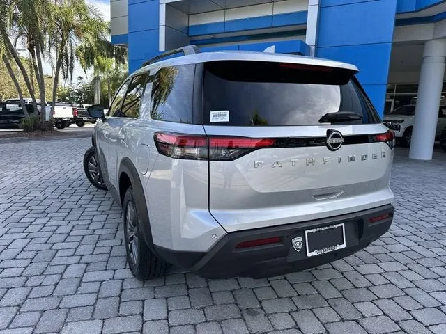 2025 Nissan Pathfinder SV photo 12