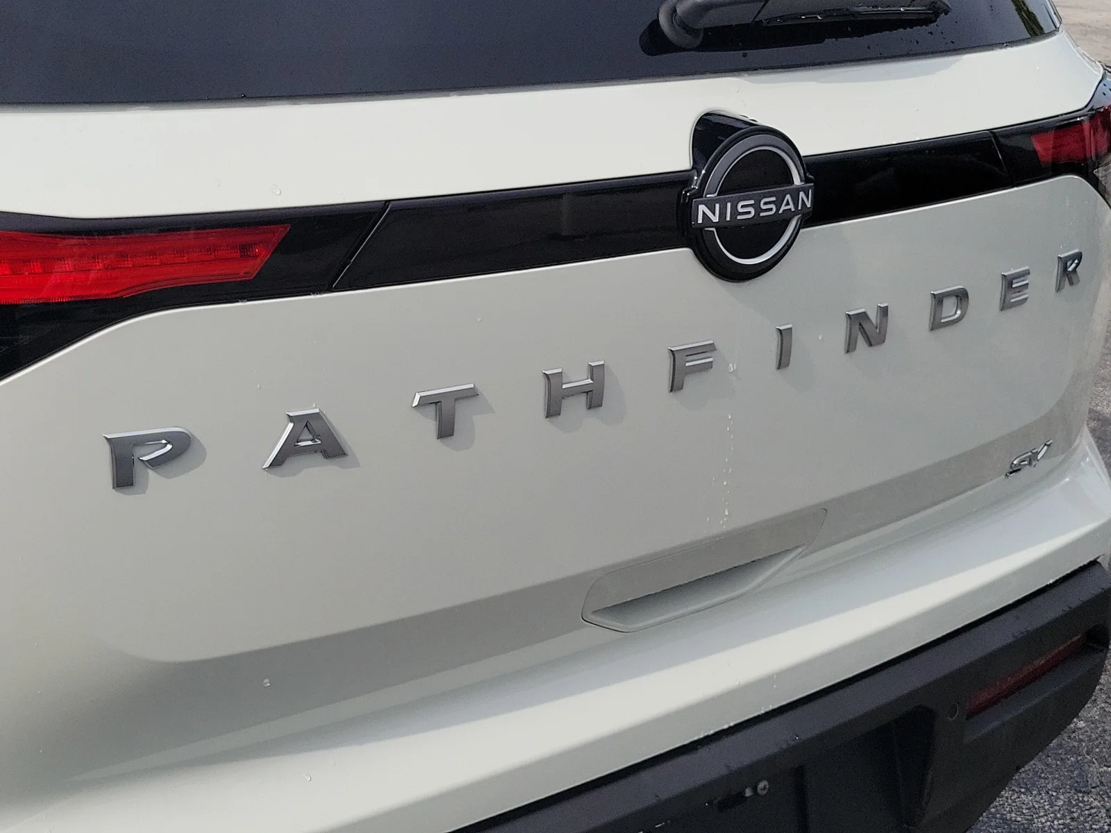 2024 Nissan Pathfinder SV photo 10
