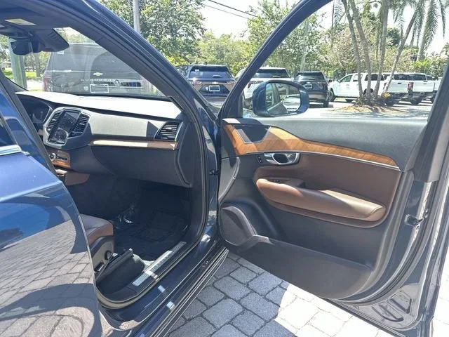 2023 Volvo XC90 Plus photo 23