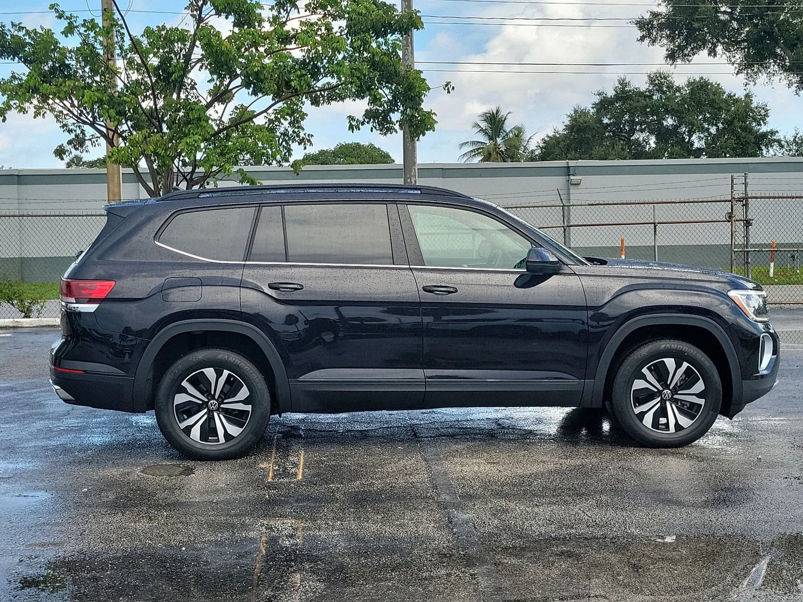 2024 Volkswagen Atlas 2.0T SE photo 2