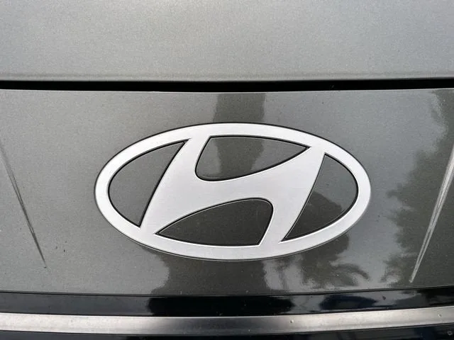 2024 Hyundai Elantra Limited photo 10