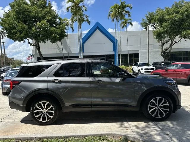 2025 Ford Explorer ST-Line photo 17