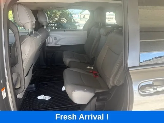 2026 Toyota Sienna XLE photo 3