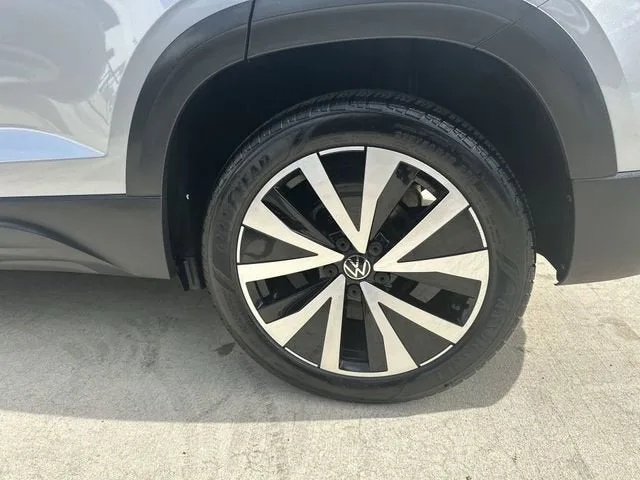 2024 Volkswagen Taos SE photo 11