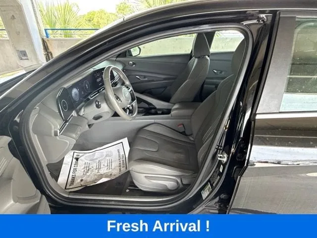 2025 Hyundai Elantra SEL Convenience photo 2