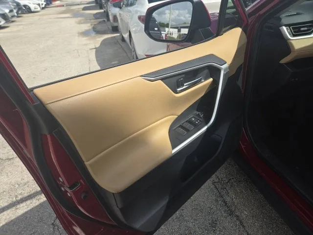 2020 Toyota RAV4 XLE Premium photo 18