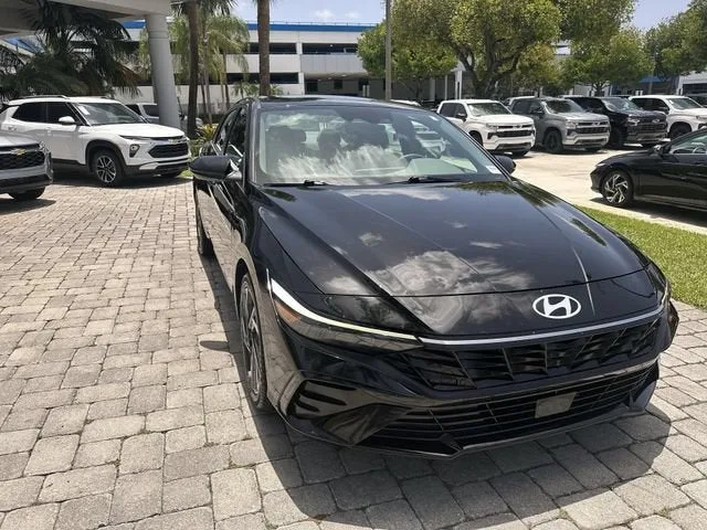 2025 Hyundai Elantra SEL Convenience photo 17