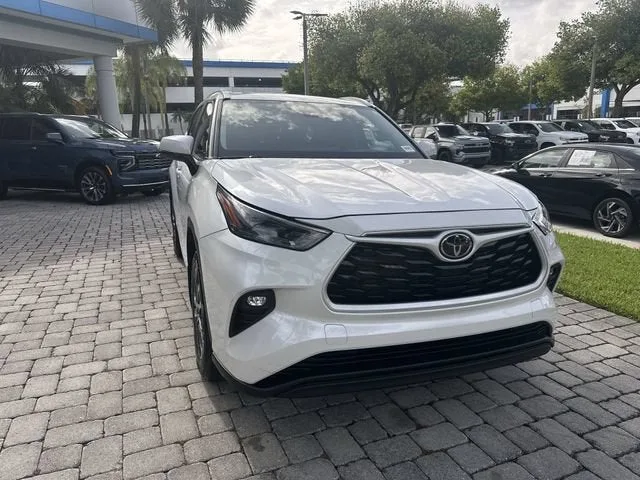 2024 Toyota Highlander LE photo 17