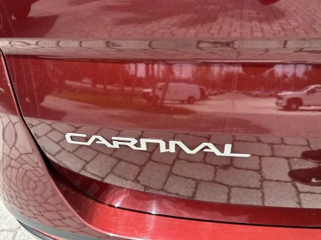 2024 Kia Carnival LX photo 12