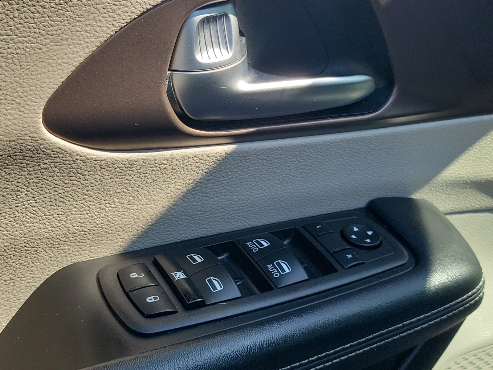 2023 Chrysler Voyager LX photo 22