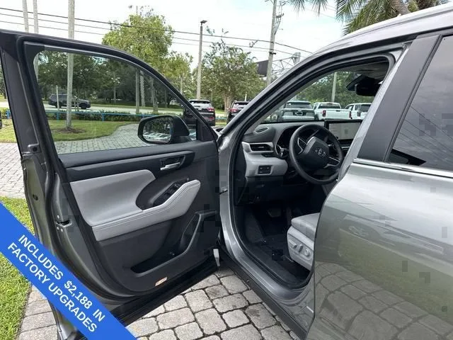 2025 Toyota Highlander LE photo 22