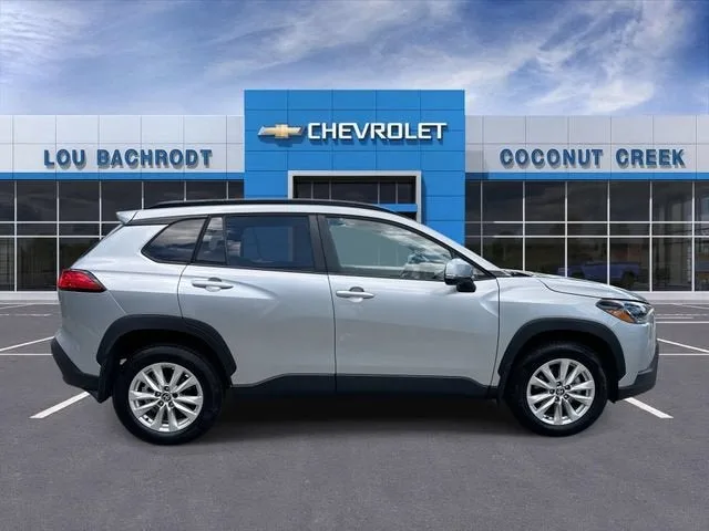 2023 Toyota Corolla Cross LE photo 9