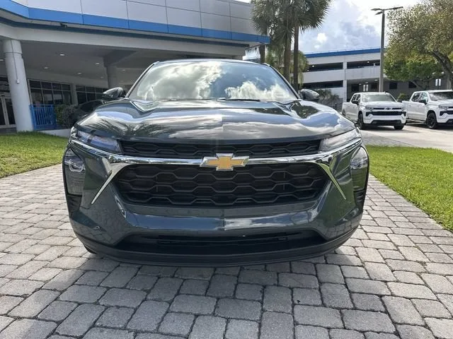 2025 Chevrolet Trax LS photo 20