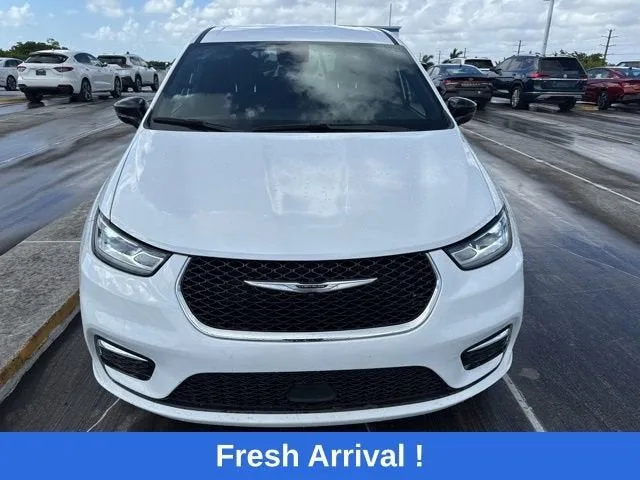 2024 Chrysler Pacifica Touring photo 15