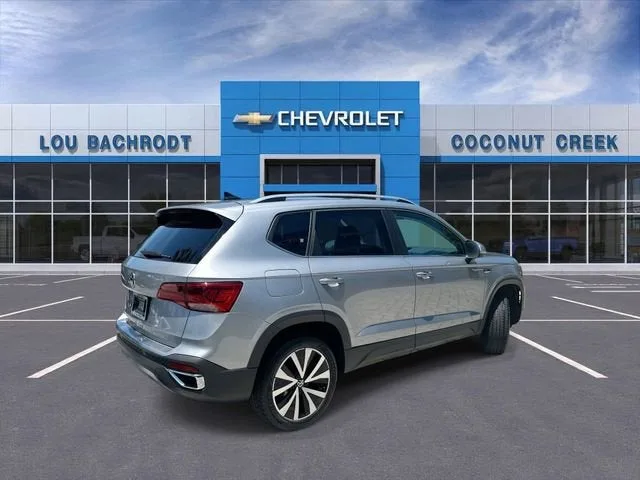 2024 Volkswagen Taos SE photo 8