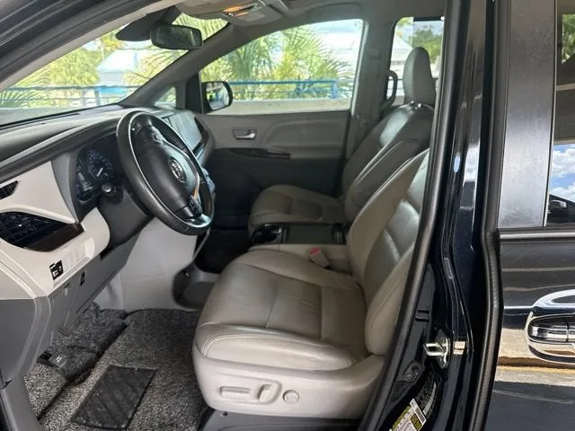 2020 Toyota Sienna XLE Auto Access Seat photo 2