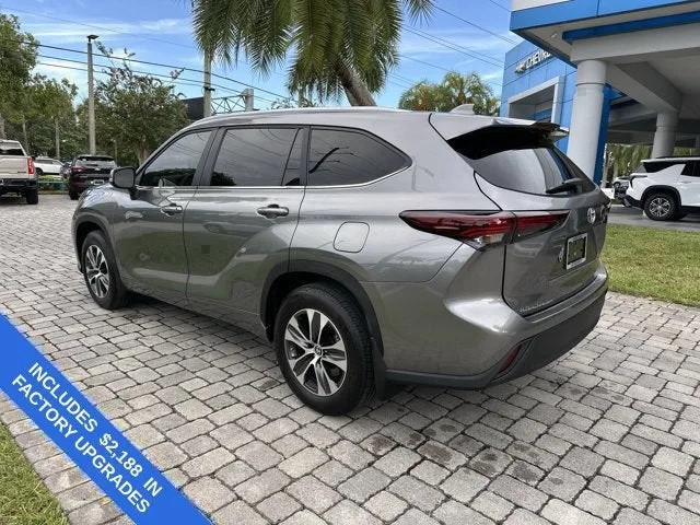 2025 Toyota Highlander LE photo 6