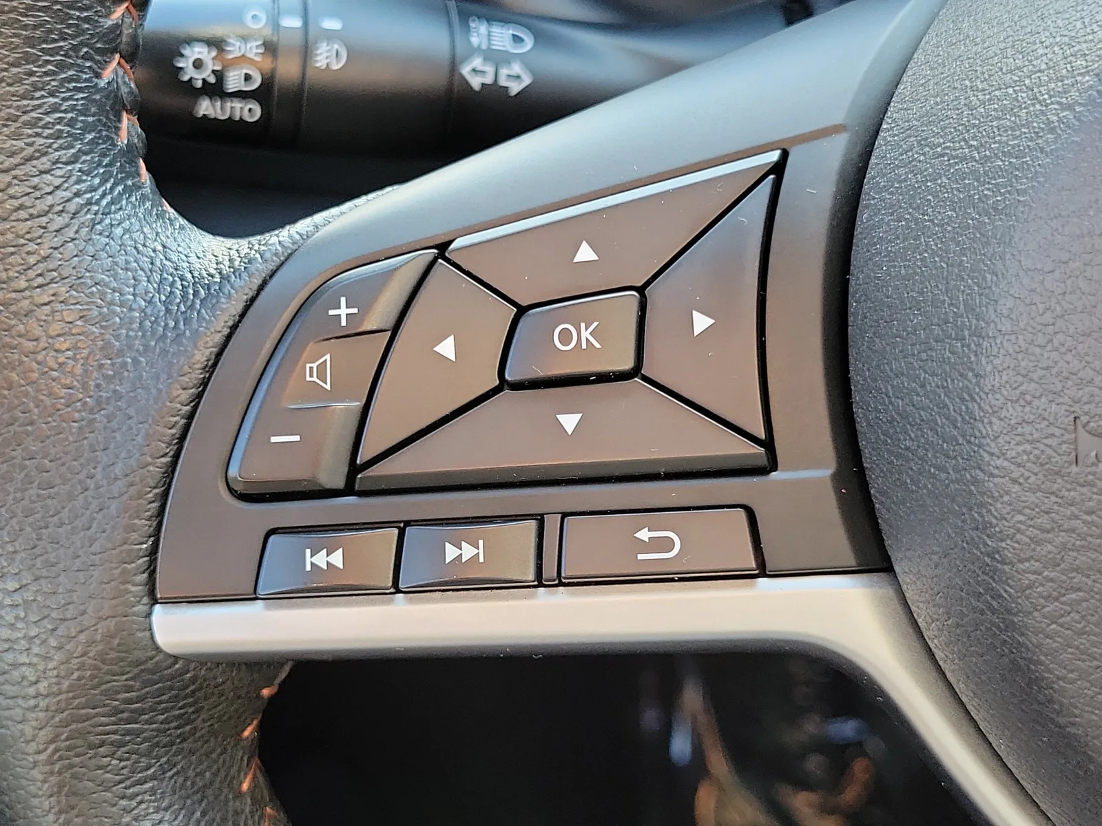 2021 Nissan Kicks SR photo 26