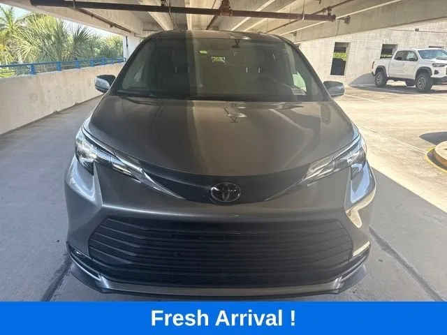 2026 Toyota Sienna XLE photo 18