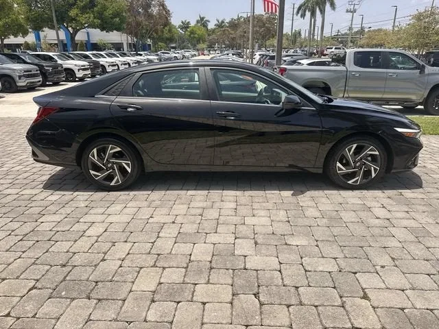 2025 Hyundai Elantra SEL Convenience photo 14
