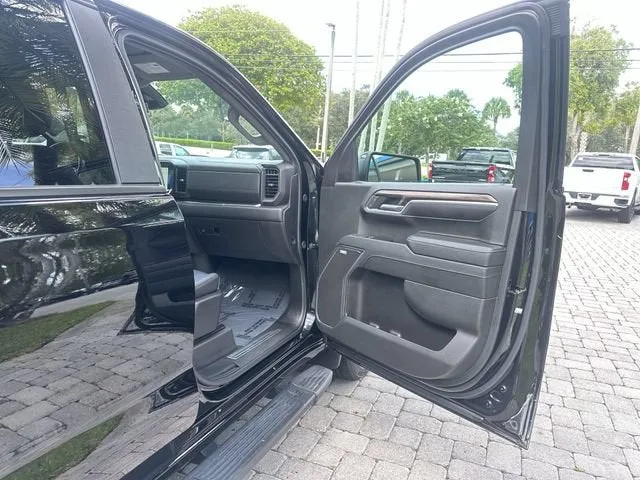 2024 Chevrolet Silverado 1500 RST photo 23