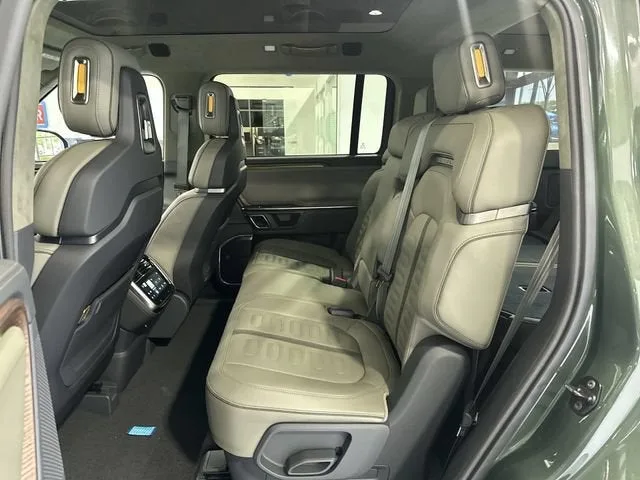 2023 RIVIAN R1S Adventure photo 26