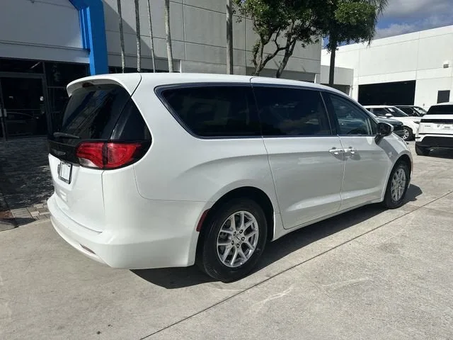 2023 Chrysler Voyager LX photo 15