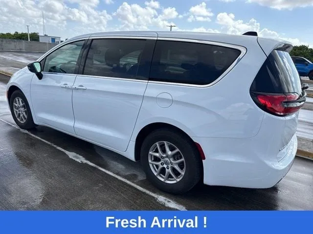 2024 Chrysler Pacifica Touring photo 14