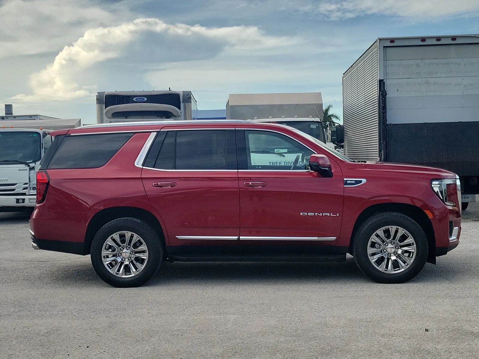 2024 GMC Yukon Denali photo 2