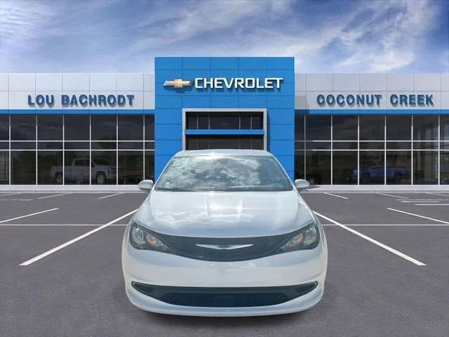 2023 Chrysler Voyager LX photo 3