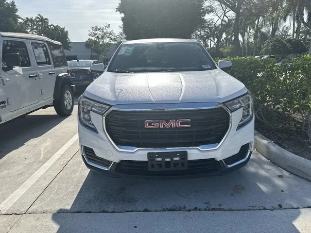2024 GMC Terrain SLE photo 16