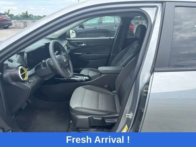 2024 Chevrolet Trax LT photo 2