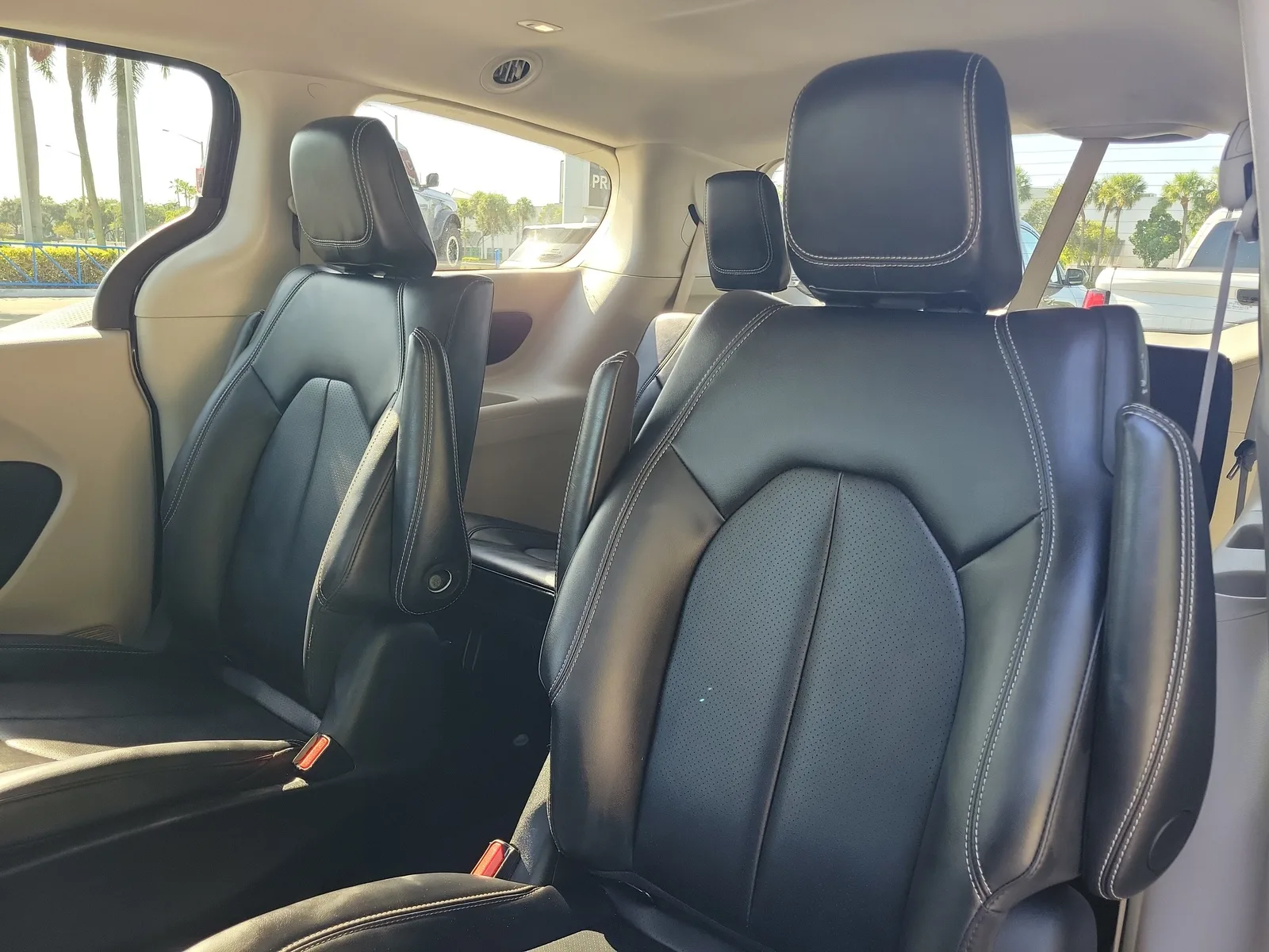 2024 Chrysler Pacifica Hybrid Select photo 13