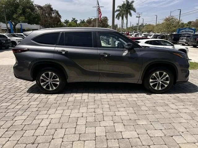 2024 Toyota Highlander LE photo 14