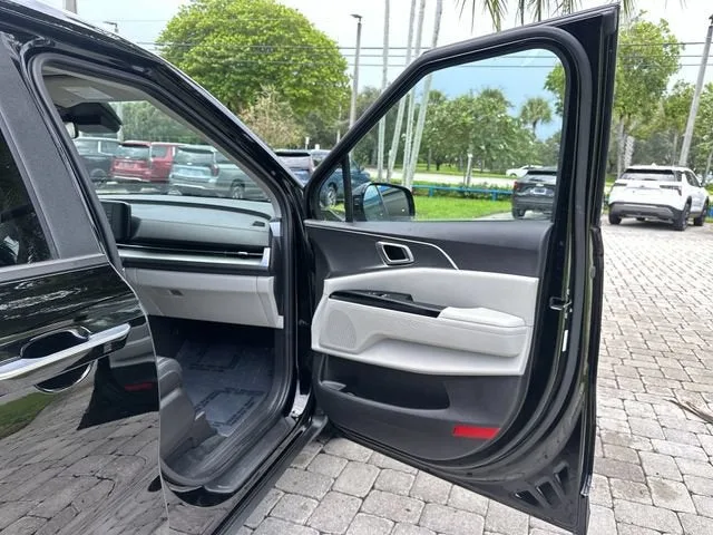 2024 Kia Carnival LX photo 23