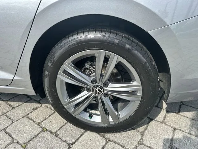 2024 Volkswagen Jetta SE photo 11