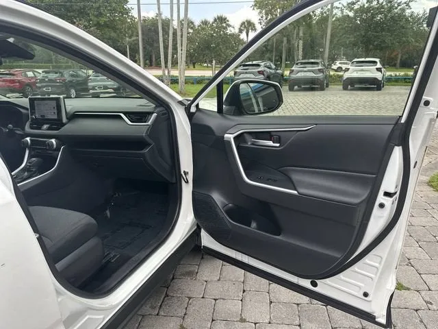 2023 Toyota RAV4 Hybrid XLE photo 23