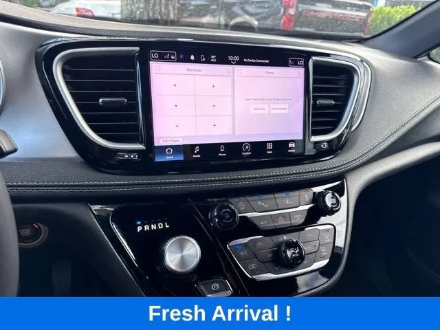 2024 Chrysler Pacifica Touring photo 8