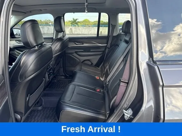 2023 Jeep Grand Cherokee Limited photo 3