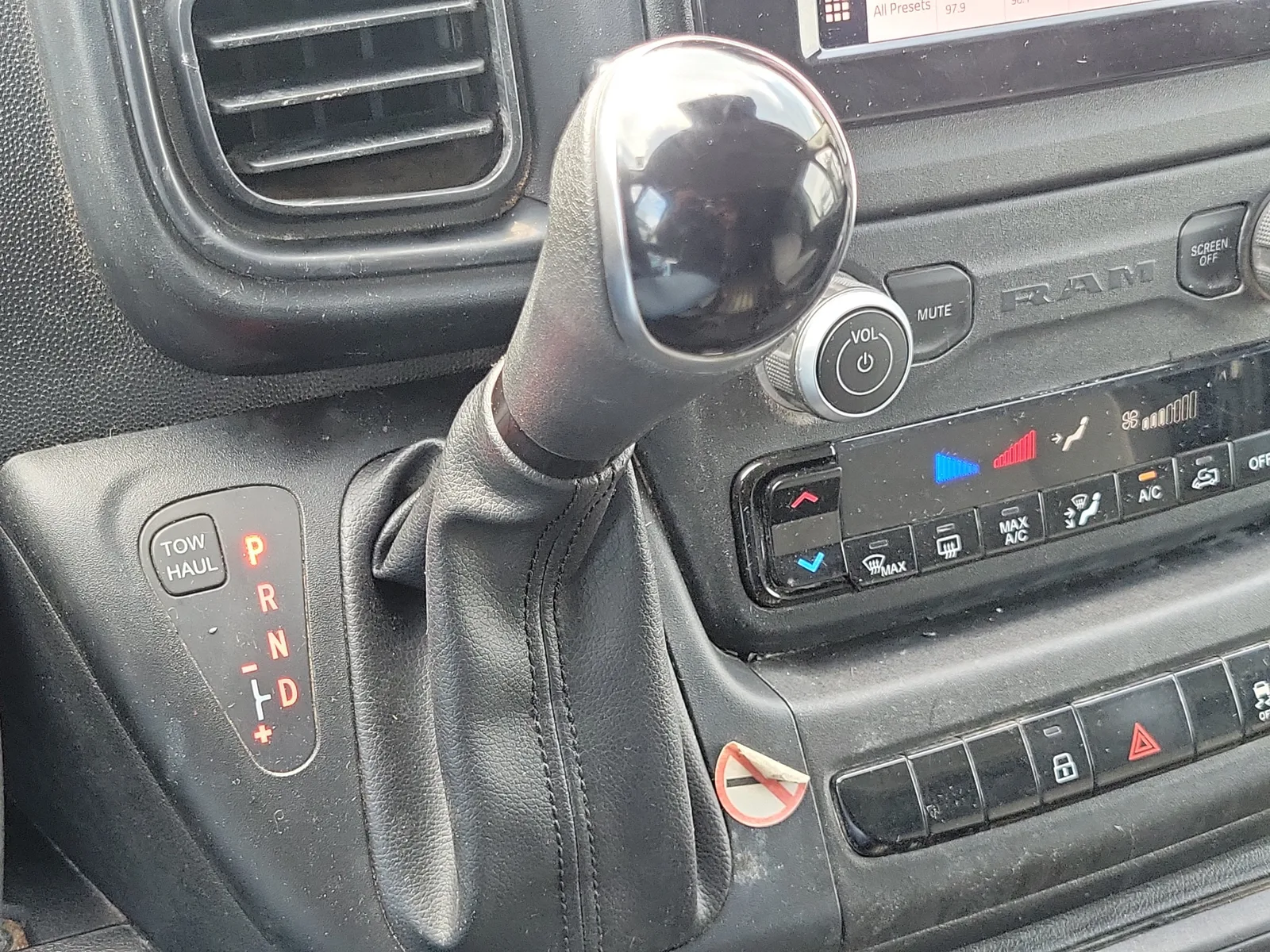 2024 RAM ProMaster Cargo Van Tradesman photo 18