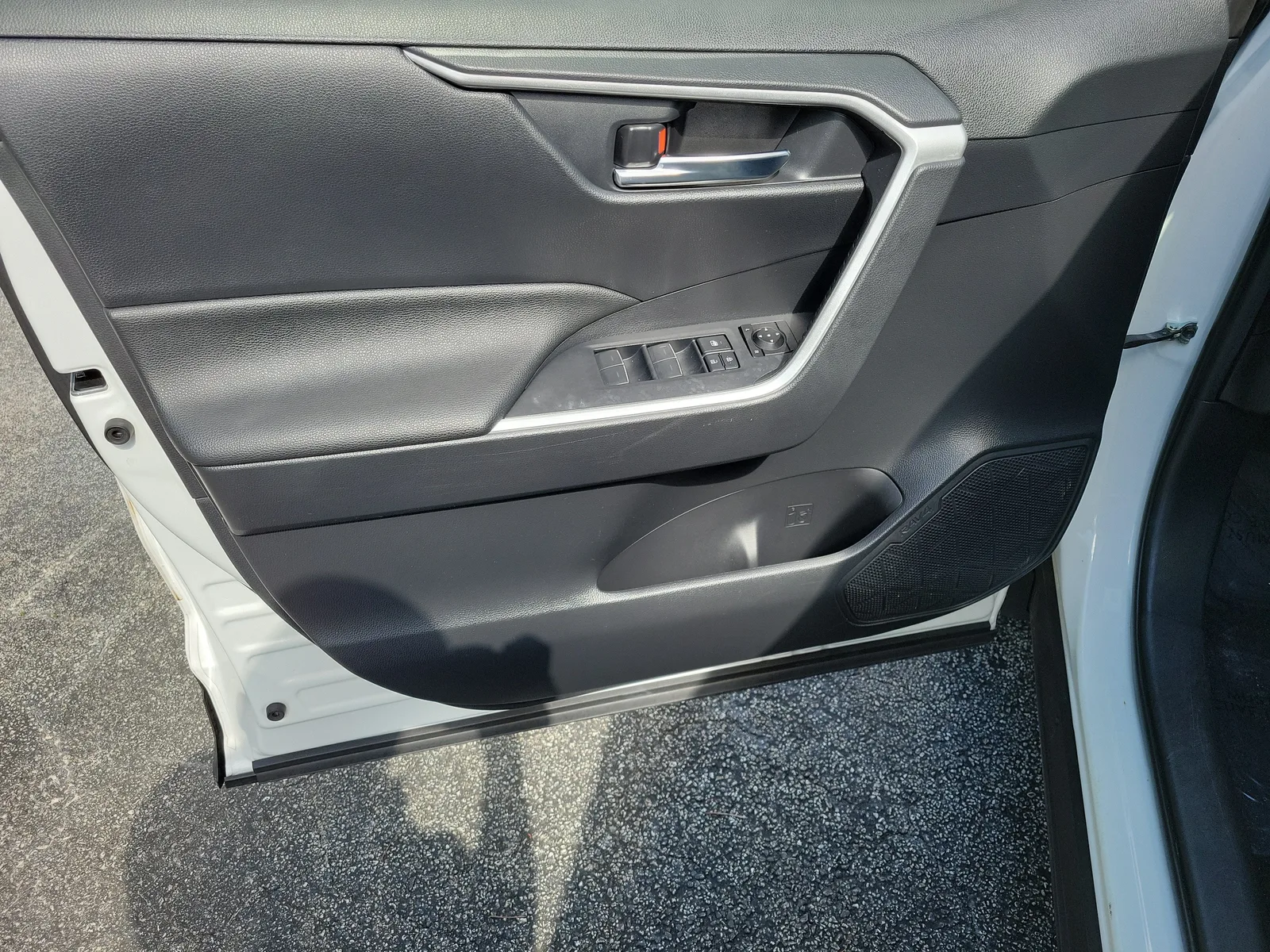 2023 Toyota RAV4 Hybrid XLE photo 23