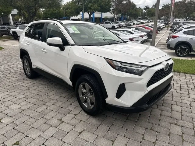 2023 Toyota RAV4 Hybrid XLE photo 17